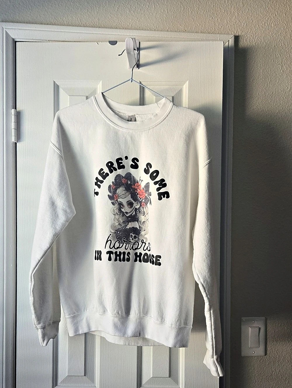 Gildan "LaCatrina" Sugar Skull Sweatshirt "There's Some Horrors In This House" M